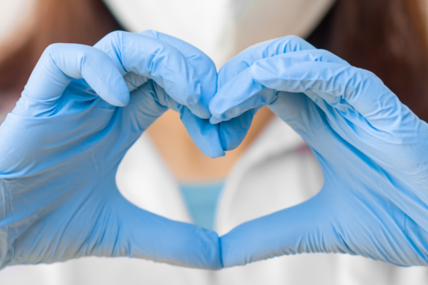 Les mains d'un chercheur qui forment un coeur