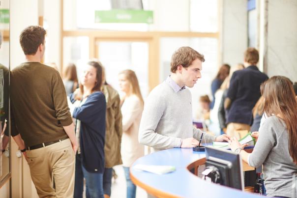 Un étudiant au compteur du service des inscriptions