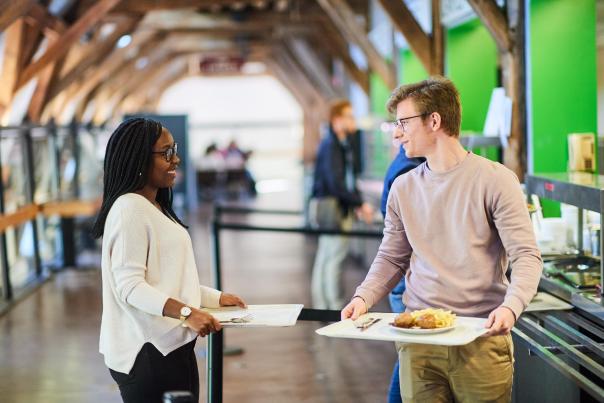 Des étudiants dans le restaurant universitaire
