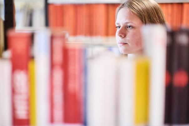Etudiante à la BUMP avec des livres