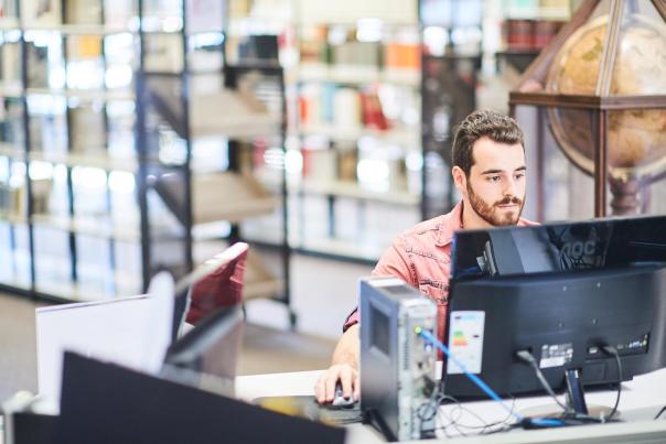 Etudiant à la bibliothèque
