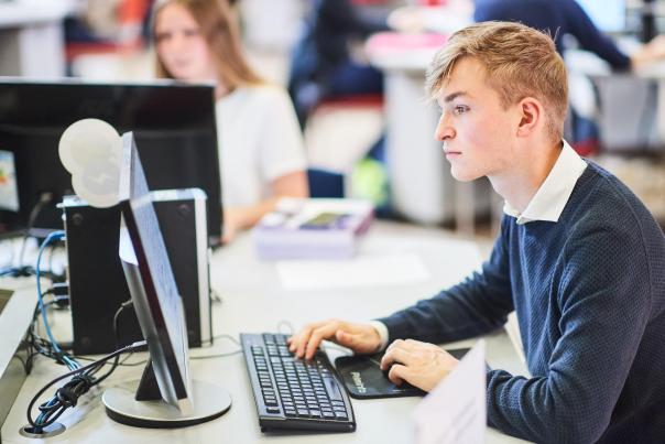 Etudiant à la bibliothèque