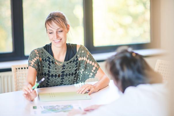 Employée guidant une personne