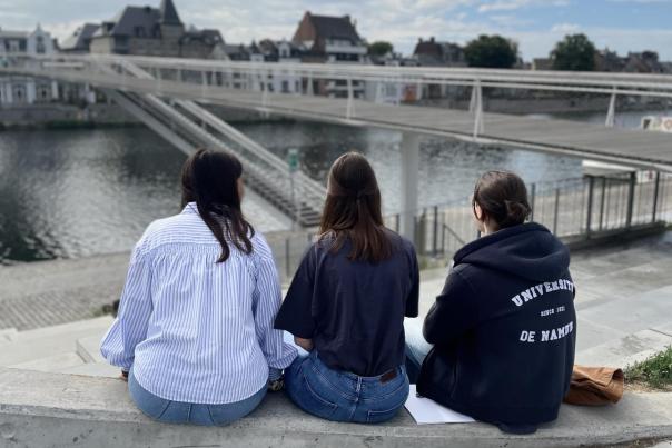 Etudiantes près de l'enjambée