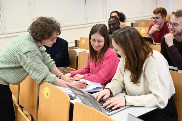 Assistante avec élèves