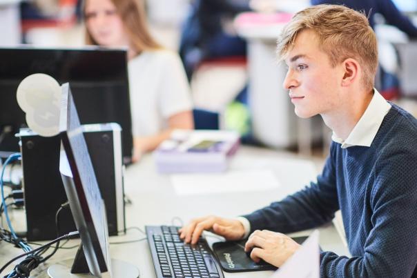 Une personne devant un ordinateur
