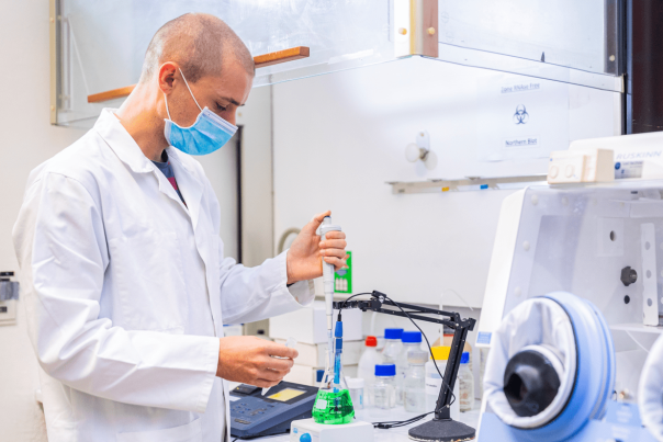 Un chercheur dans un laboratoire