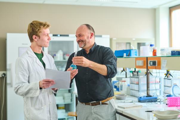 Etudiant avec professeur pharmacie