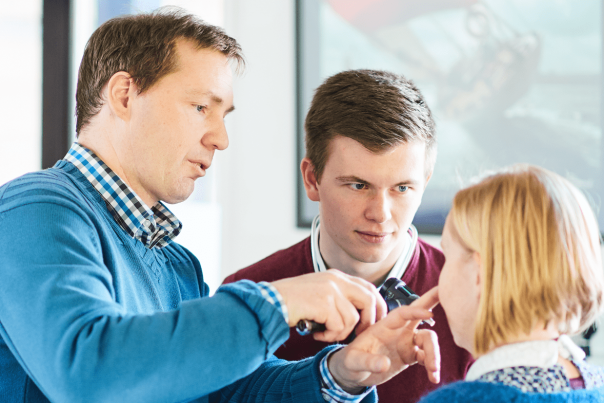 Un médecin oscultant un patient