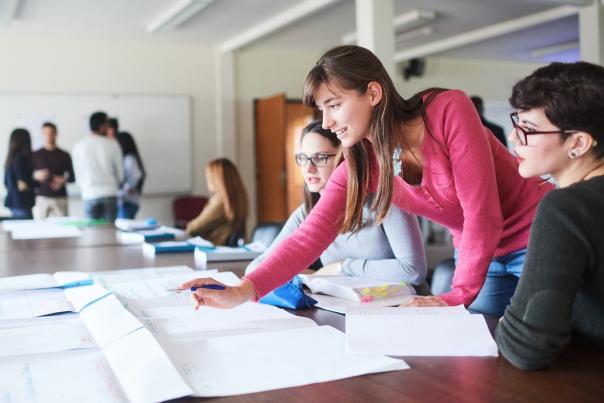 Des personnes dans une entreprise discutant d'un projet