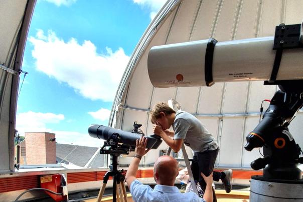 Enfant et chercheur de l'UNamur à l'Observatoire