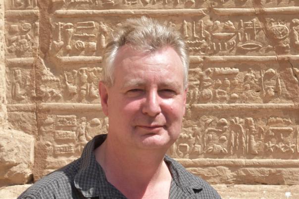 Photo de René Preys devant des hiéroglyphes