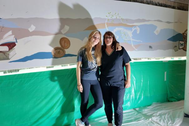 Elise et sa maman lors du travail autour de la fresque des sciences