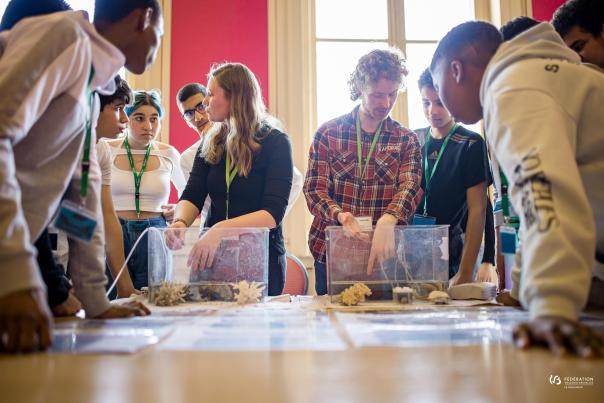 Jeunes lors d'un atelier du PDS au parlement de la FWB