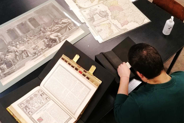 Personne qui consulte des ouvrages