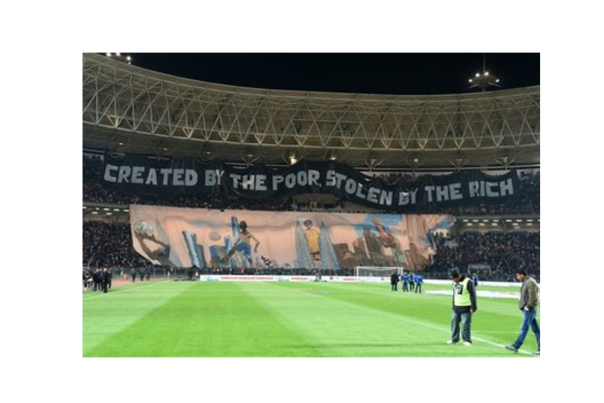Une banderole dans les gradins d'un stade de football