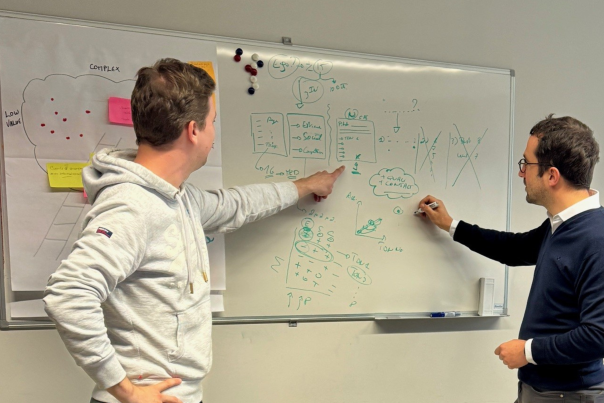 professeur et étudiant en train de travailler