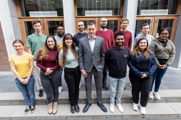 Photo de groupe du RCO devant la Faculté des sicneces de l'UNamur