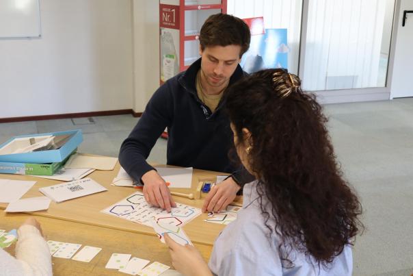 Etudiants autour d'un jeu de plateau