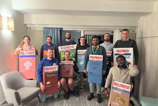 Notre équipe apprêtée pour la fameuse soirée déguisée annuelle du MOCS