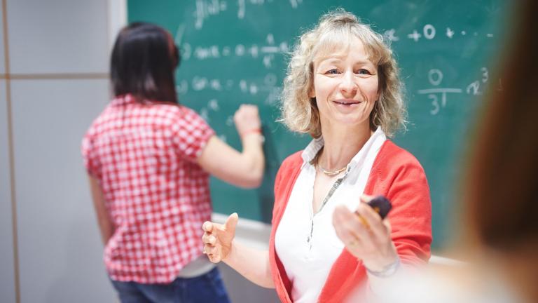 Professeur et élève au tableau