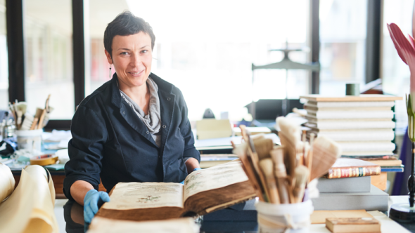 Photo de Catherine Charles à l'atelier de restauration de la BUMP