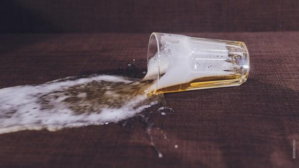 Image d'un verre de bière renversé