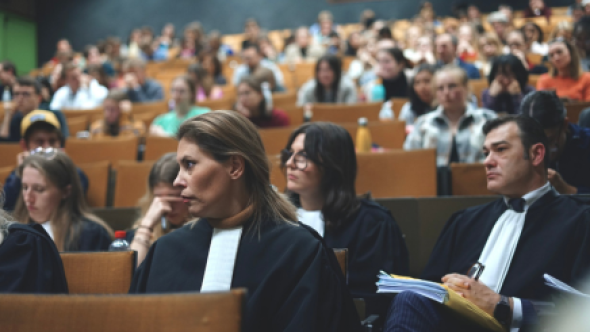 auditoire avec avocate en toge au premier rang