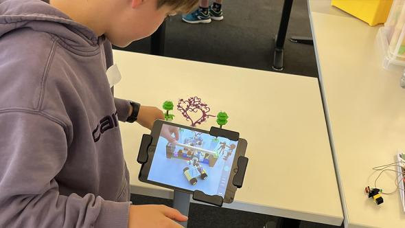 Un enfant qui filme une scène faite en Légos - Mercredis des savoirs