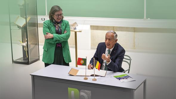 Marcello Rebelo de Sousa signant le livre d'Or de l'Unamur