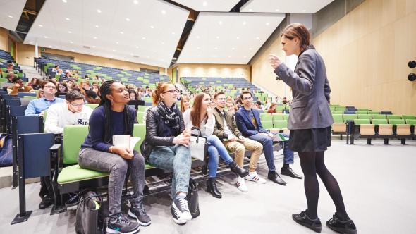 Etudiants et professeure de l'UNamur