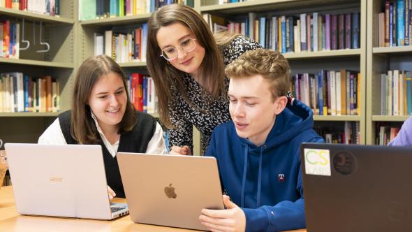 Etudiants de l'UNamur encadrés par une enseignante en cours