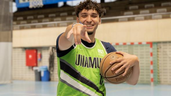 Etudiant qui joue au basket