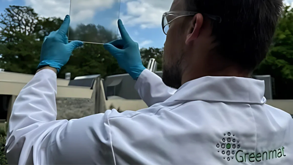 Chercheur qui regarde à travers une vitre