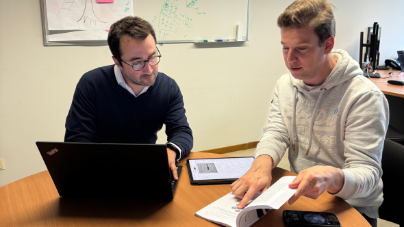 professeur et étudiant en train de travailler