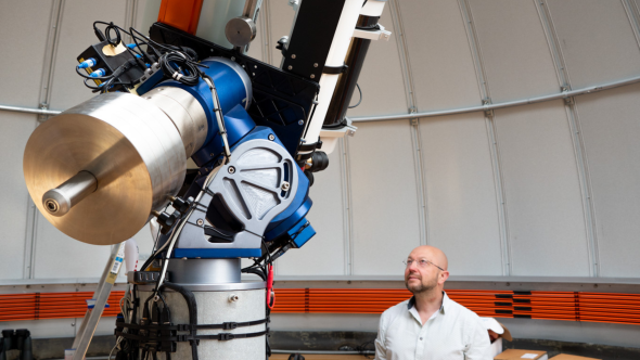 Téléscope Observatoire astronomique de l'Unamur et le Professeur André Füzfa