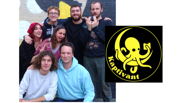 Photo des membres du Kaptivant avec le logo du kot