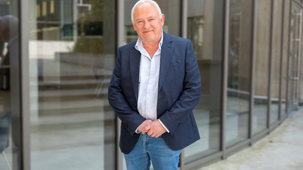 Photo de Serge Mathot (CERN) lors de sa visite à l'UNamur en mai 2025