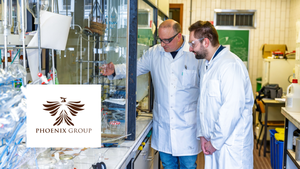 Steve lanners et Lionel-Marie Van Geesbergen au laboratoire - logo de Phoenix Capital