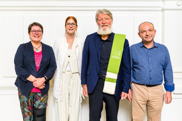 Annick Castiaux, le Père Pedro Opeka, son parrain et sa marraine à l'UNamur (juin 2024) Copyright Christophen Danaux