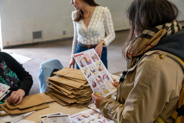 Etudiante qui consulte un document sur les menstruations