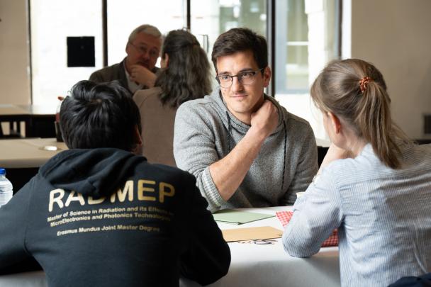 Personnes qui discutent