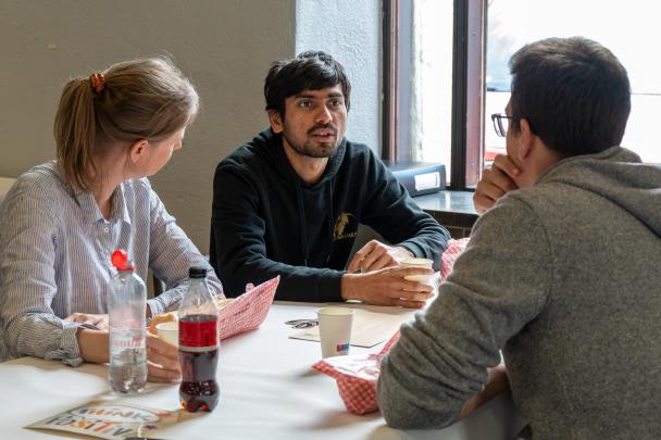 Personnes qui discutent