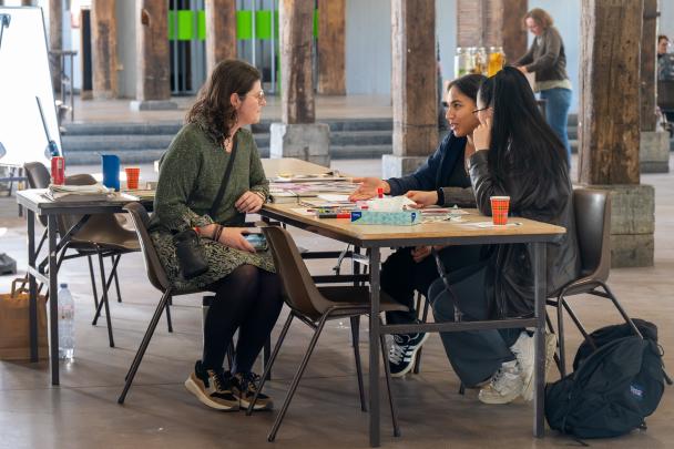 Personnes qui discutent