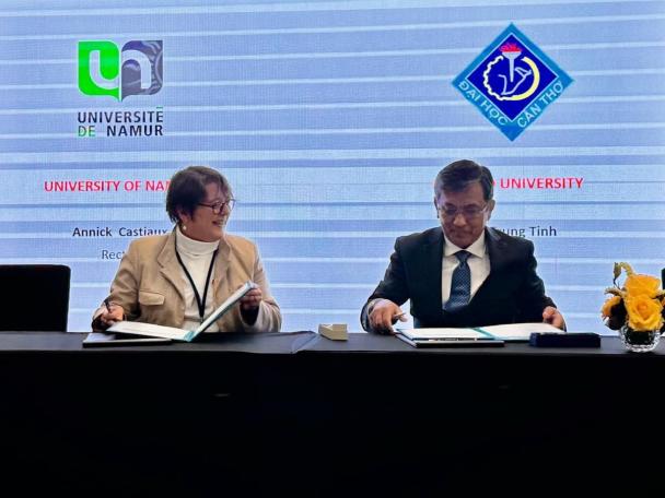 Visite état Viet Nam - Signature d'accords avec Annick Castiaux