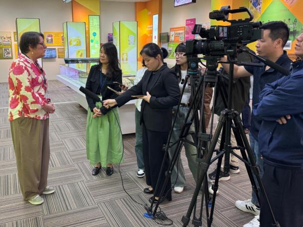 Visite état Viet Nam - Annick Castiaux qui répond à une interview