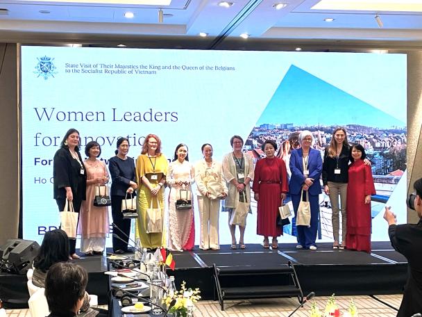 Annick Castiaux lors d'un séminaire sur le rôle des femmes dans la recherche et l'innovation - Photo de groupe