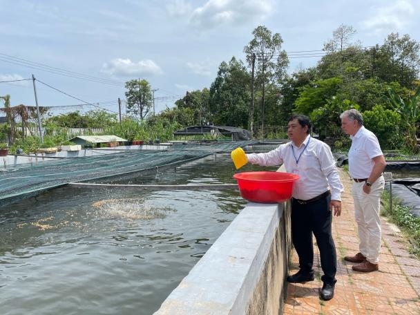 Visite état Viet Nam - Activité avec les poissons étudiés en commun entre le Viet Nam et l'UNamur