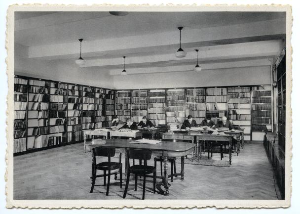 Les rayonnages et la salle de consultation de la bibliothèque des Belles Lettres