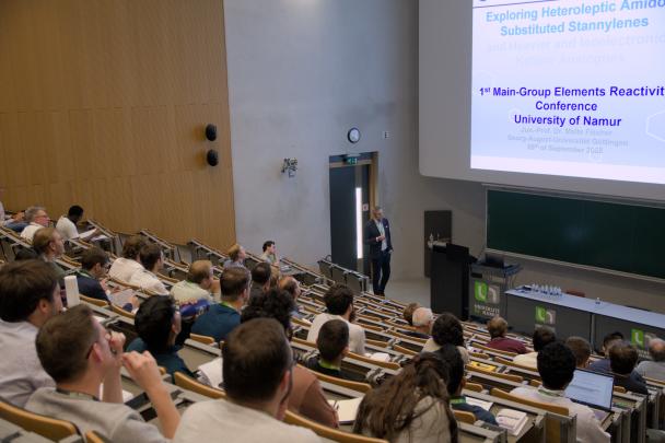 Photo de la présentation dintroduction à la conférence MG-ERC 2025 dans l'auditoire PA02 de l'UNamur